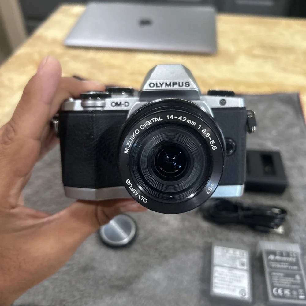 Olympus OM-D E-M10 16.1MP Digital Camera - Batteries Charger 64gb